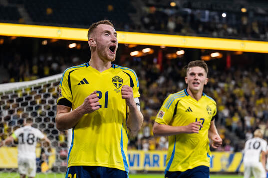 Dejan Kulusevski and Viktor Gyökeres of Sweden celebrate