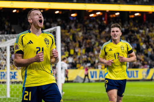 Dejan Kulusevski and Viktor Gyökeres of Sweden celebrate