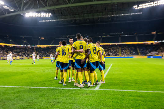 Alexander Isak of Sweden celebrate with team mates