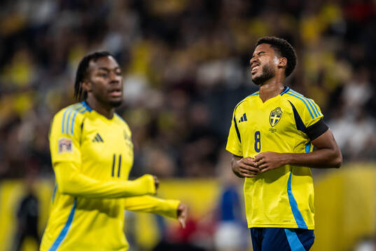 Anthony Elanga and Jens Cajuste of Sweden