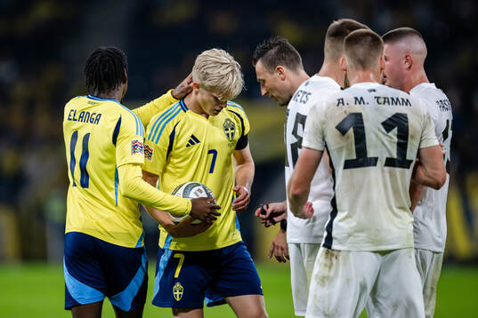 Anthony Elanga and Lucas Bergvall of Sweden celebrates