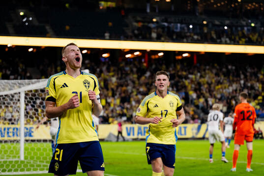 Dejan Kulusevski and Viktor Gyökeres of Sweden celebrate