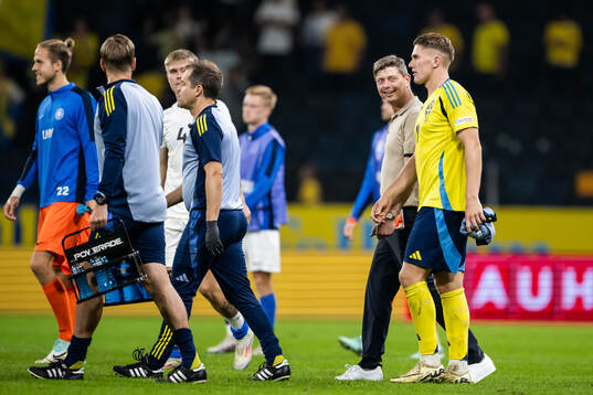Head coach Jon Dahl Tomasson and Viktor Gyökeres of Sweden