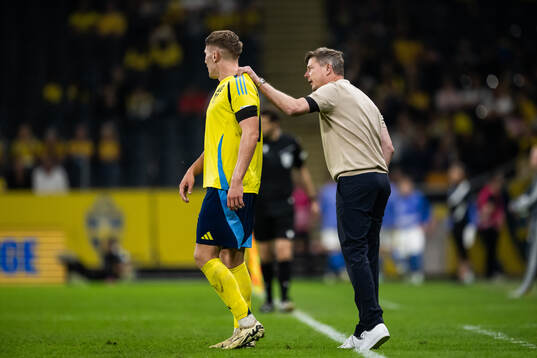 Viktor Gyökeres and head coach Jon Dahl Tomasson of Sweden