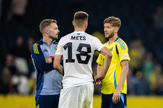 Karol Mets of Estonia, assistant coach Sebastian Larsson