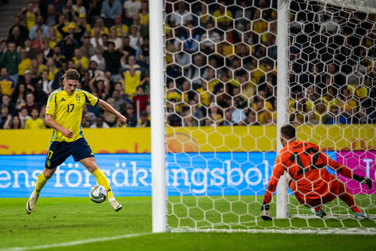Viktor Gyökeres of Sweden scored 1-0 behind goalkeeper