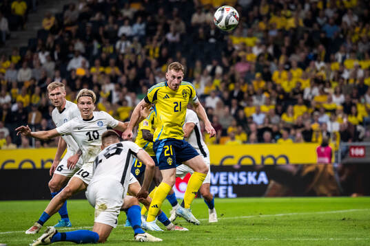 Michael Lilander of Estonia and Dejan Kulusevski of Sweden