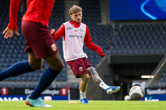 Isak Hansen-Aarøen of Norway warms up