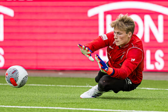 Sander Tangvik of Norway warms up