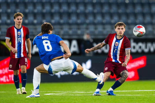 Edoardo Bove of Italy and Isak Hansen-Aarøen of Norway