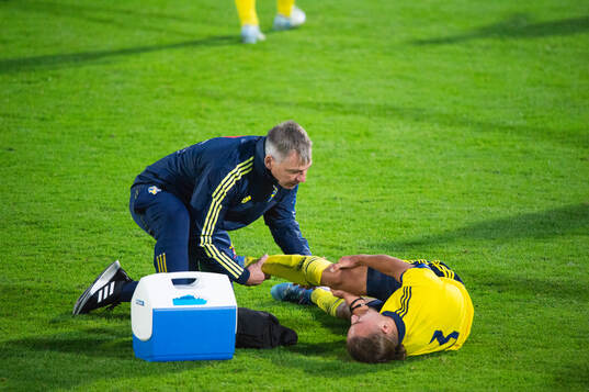Sveriges Elison Makolli skadad