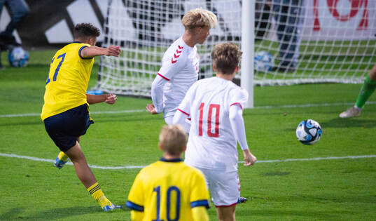 Sveriges Moutaz Neffati skjuter Sveriges mål i U20