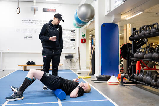 Tränare Erika Holst pratar med Linnéa Pettersson Dove