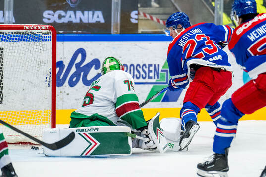 Rögles målvakt Arvid Holm och Oskarshamns Gustaf Westlund