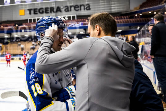 Leksands Justin Glenn Kloos ses över av läkare Enriko