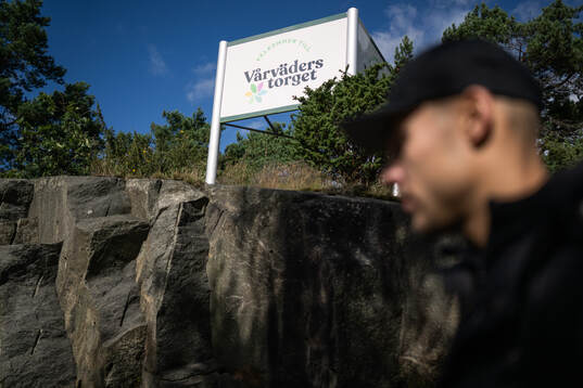 Häckens Ali Youssef går förbi en skylt med texten