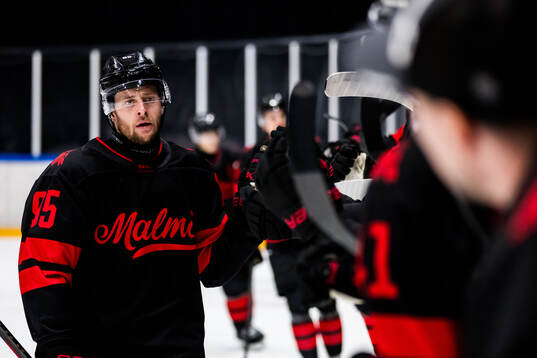Malmö Redhawks Carl Persson jublar