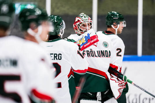 Frölundas målvakt Lars Johansson jublar