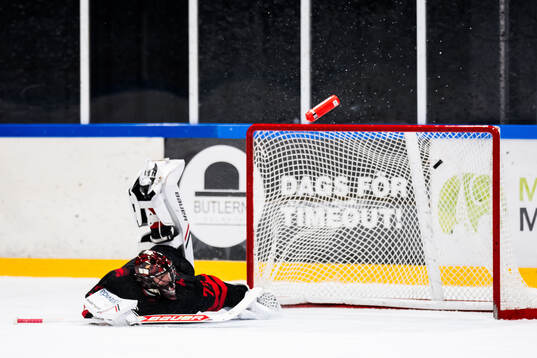 Malmö Redhawks målvakt Daniel Marmenlind vid 3-2 målet