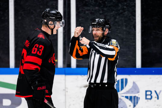 Malmö Redhawks Fredrik Händemark och Domare Marcus Linde