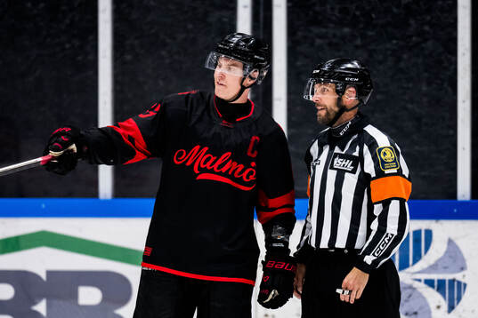 Malmö Redhawks Fredrik Händemark och Domare Marcus Linde