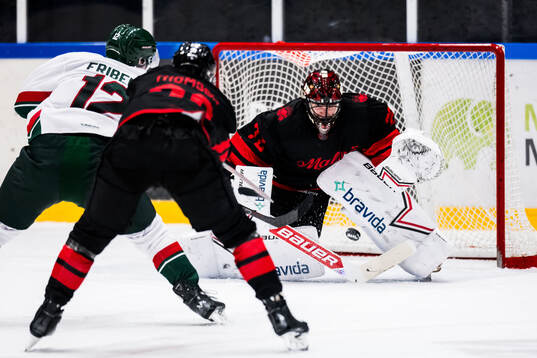 Frölundas Max Friberg och Malmö Redhawks målvakt Daniel