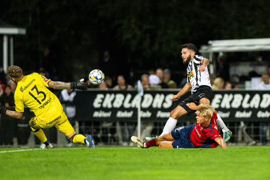 Landskronas Edi Sylisufaj mot Östers målvakt Robin