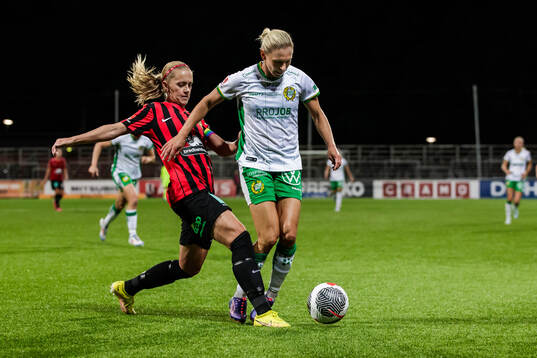 Brommapojkarnas Elsa Karlsson och Hammarbys Jonna Andersson