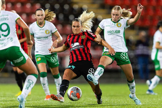 Brommapojkarnas Johanna Svedberg och Hammarbys Emilie Joramo