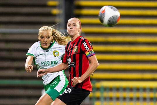 Hammarbys Smilla Holmberg och Brommapojkarnas Elsa Karlsson