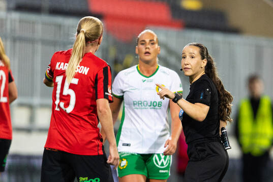 Brommapojkarnas Elsa Karlsson och domare Selma Griberg