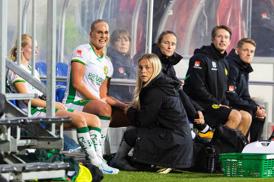 Hammarbys Cathinka Tandberg får behandling av Filippa Sparf