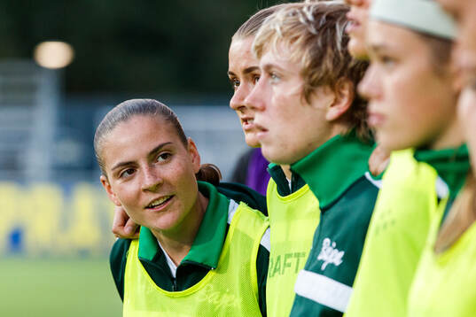 Hammarbys Smilla Vallotto innan fotbollsmatchen i