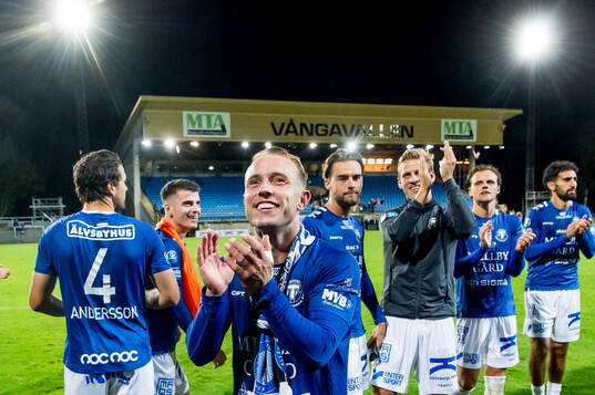 Trelleborgs Pierre Dahlin Larsen jublar med lagkamrater