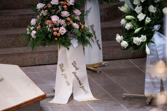 A floral wreath from Tord Grip with family