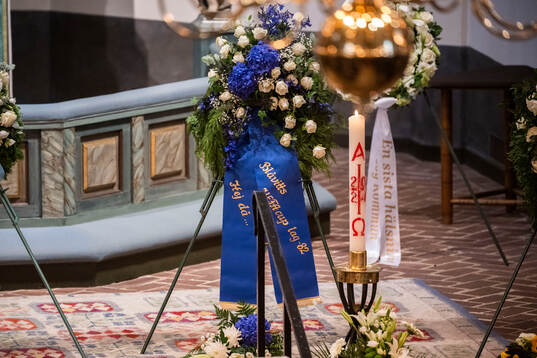 A floral wreath from IFK Göteborg football team 1982
