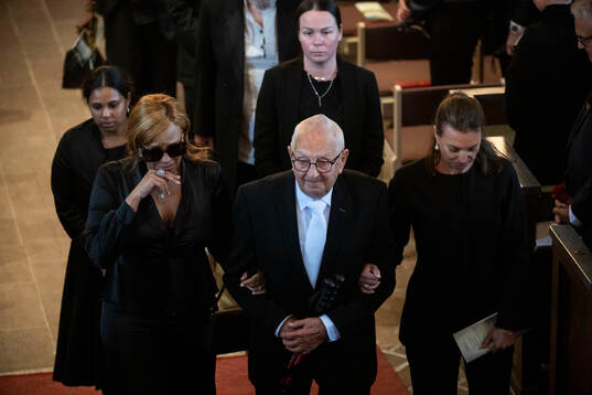 Partner Yaniseth Alcides, father Sven Eriksson and daughter