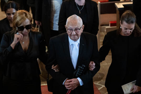 Partner Yaniseth Alcides, father Sven Eriksson and daughter