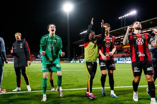 Östersunds Adam Benediktsson jublar med lagkamrater