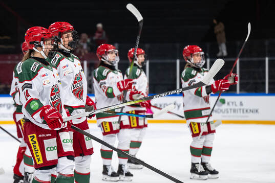 Modos Lovisa Engström och lagkamrater jublar