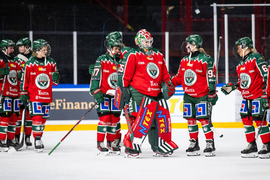 Frölundas Sofie Lundin och målvakt Stephanie Neatby deppar