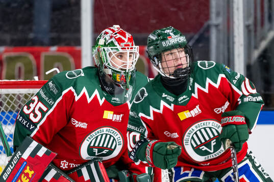 Frölundas målvakt Stephanie Neatby och Emilia Vesa