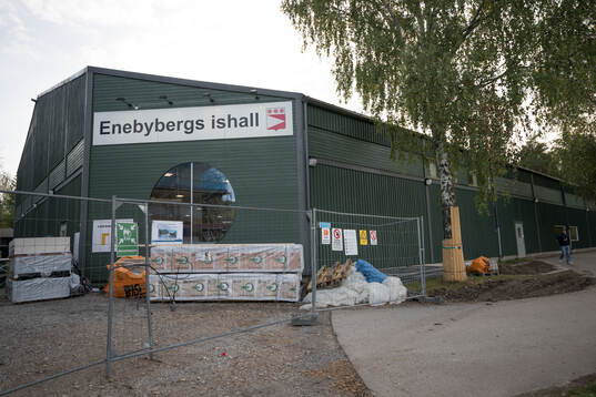 Exteriör av Enebybergs ishall