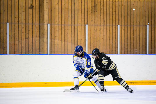 Leksands Kiira Yrjänen och SDEs Gabby Jones