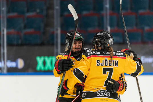 Luleås Erica Rieder och Tilde Sjödin jublar
