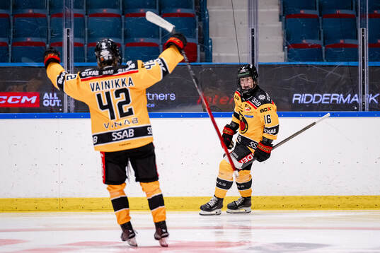 Luleås Petra Nieminen jublar