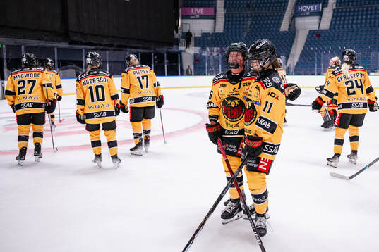 Luleås Reece Hunt och Akane Shiga jublar