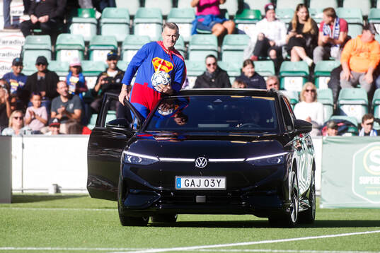 GIF Sundsvalls klubbchef Karl Ståhl levererar matchbollen