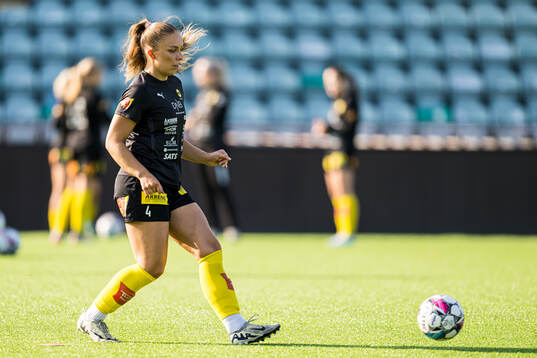 Marte Bjelde Hjelmhaug of LSK Kvinner warms up