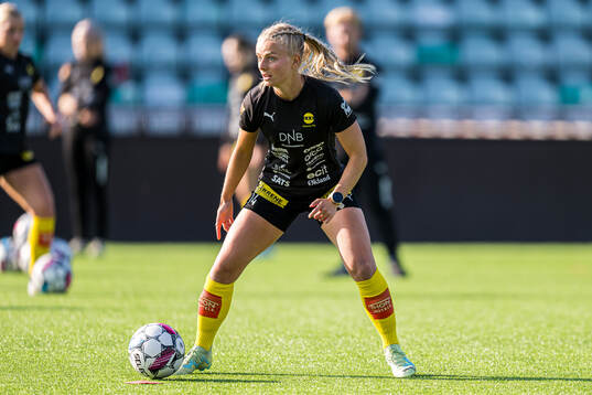 Emilie Marie Aanes Woldvik of LSK Kvinner warms up